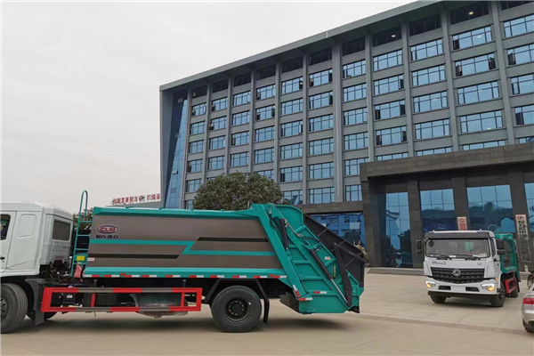 踏實肯干才是王道，無私奉獻的環衛垃圾車