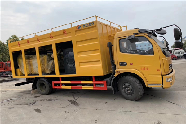 可上藍(lán)牌的東風(fēng)污水處理車固液分離車，新型實(shí)用車型效果事半功倍