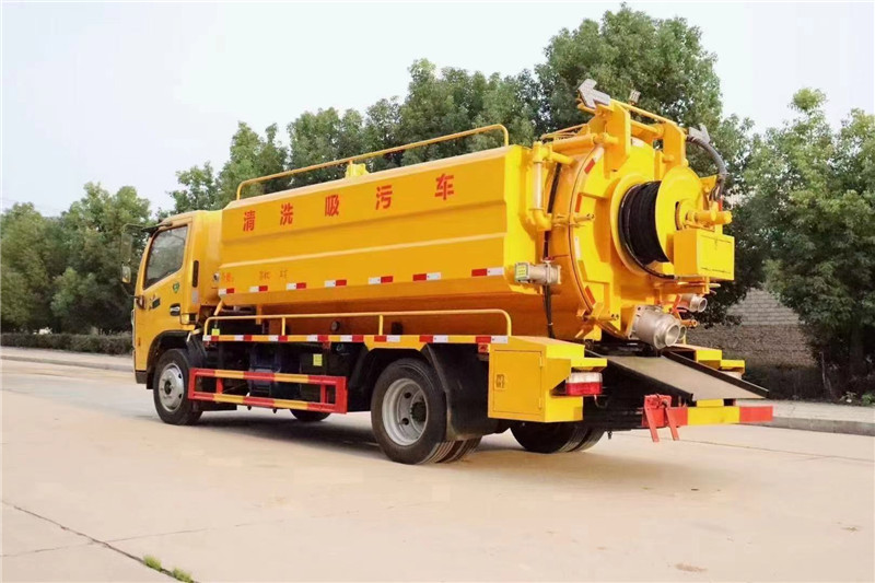 掏糞演變史：從扁擔糞桶到多功能吸糞車再到清洗吸污車