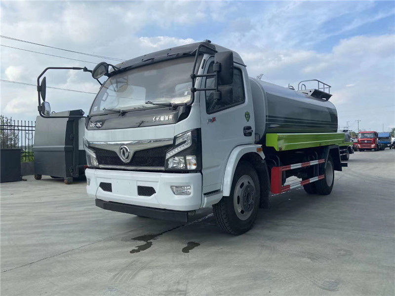 飲用水運(yùn)輸車(chē)與灑水車(chē)到底有什么區(qū)別