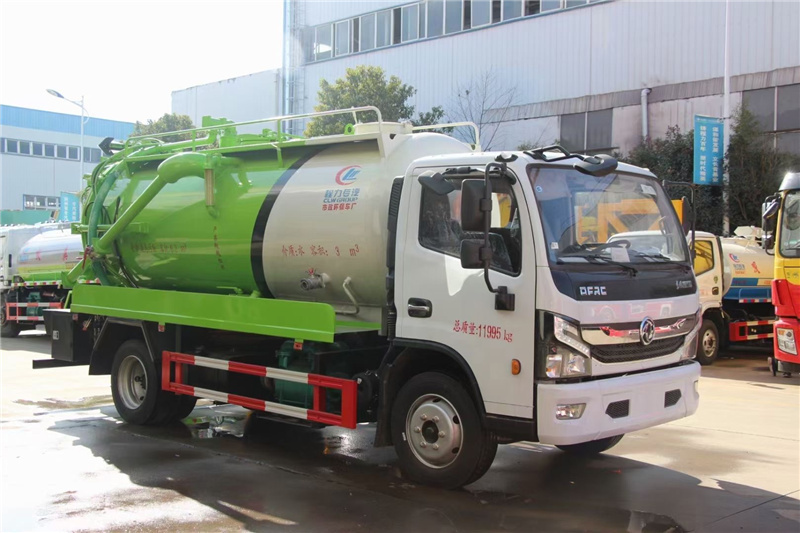 東風大多利卡8方吸糞車采用機器壓板一次性成型技術專業吸糞好幫手