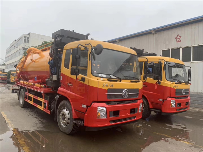 15方重汽豪沃吸污車和15方東風天錦吸污車配置和內部構造天壤之別