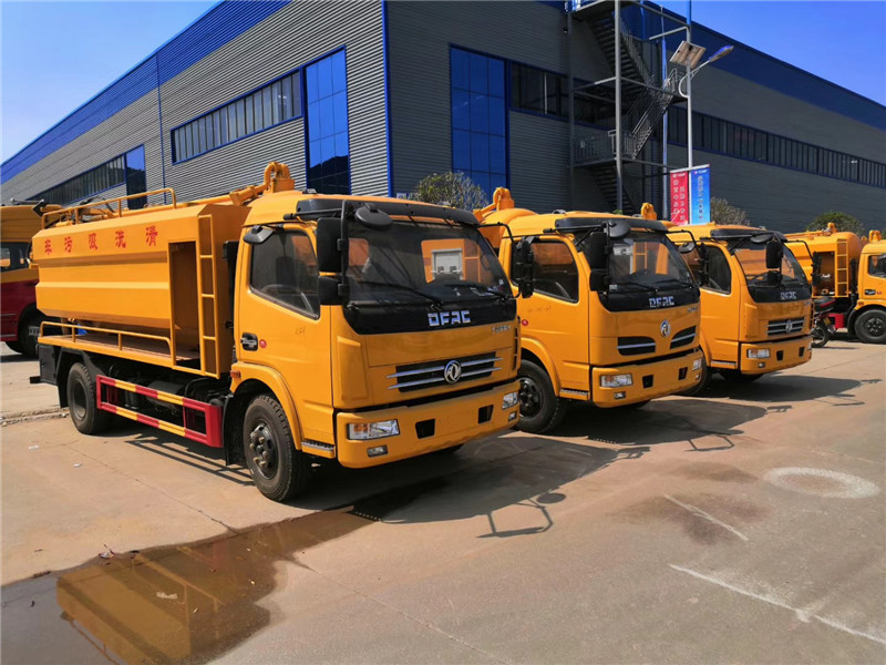 東風(fēng)小多利卡清洗吸污車通過高壓水流的強(qiáng)大壓力沖開被堵塞的管道