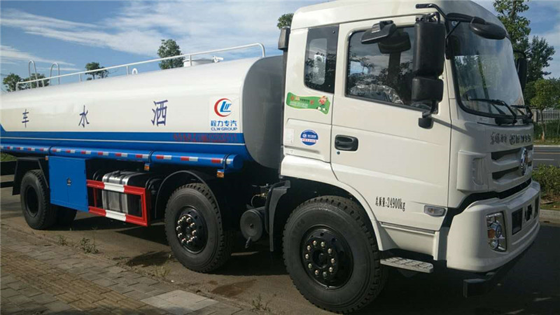 東風D6多利卡5噸灑水車可全方位旋轉，沖洗高大樹木