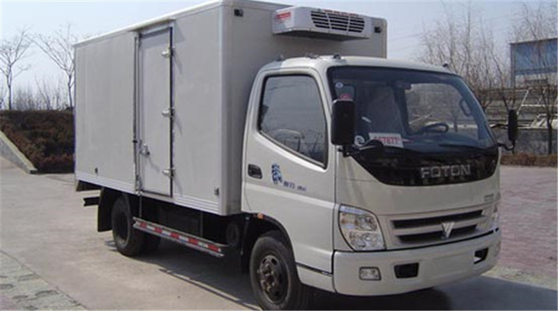 東風(fēng)凱普特冷藏車廂體采用液壓吸附一體成型生產(chǎn)線制造