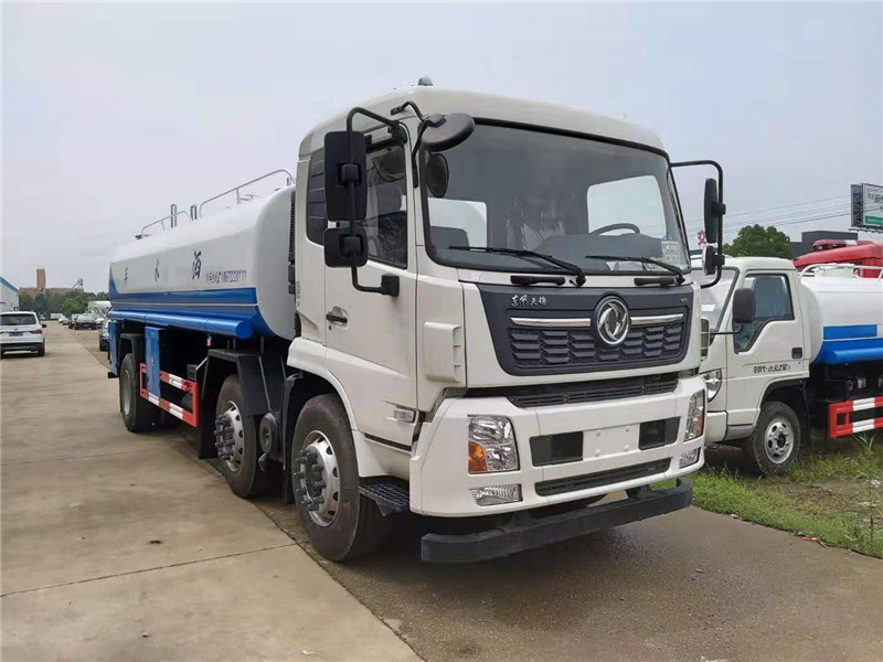 東風(fēng)D9灑水車很霸氣，賞心悅目，有氣吞山河之勢(shì)