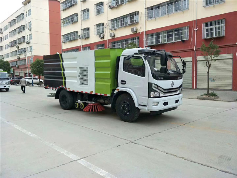 東風天龍洗掃車采用中美合資的康明斯系列發(fā)動機