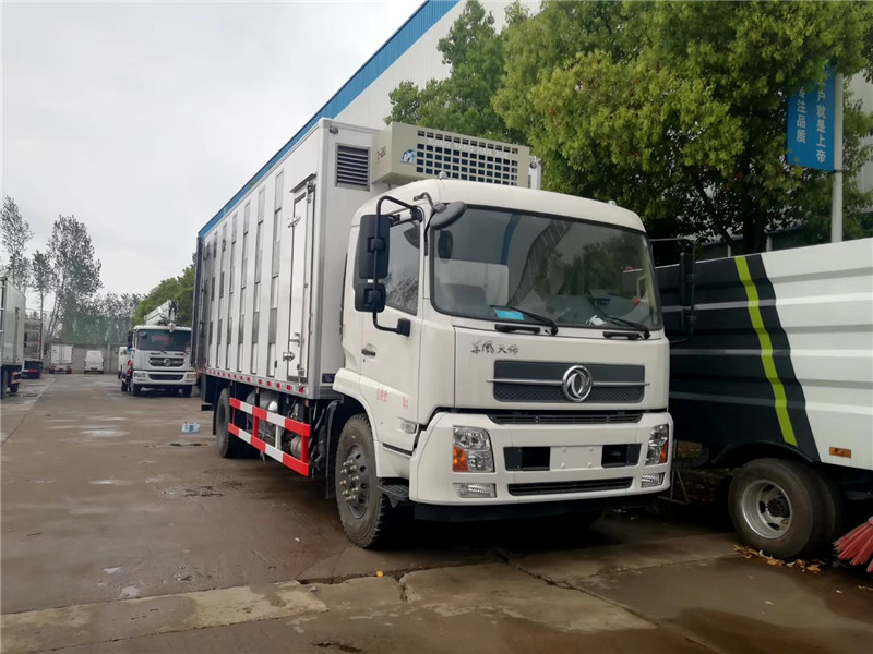 東風(fēng)多利卡D9廂恒溫畜禽運輸車箱體為全不銹鋼保溫結(jié)構(gòu)