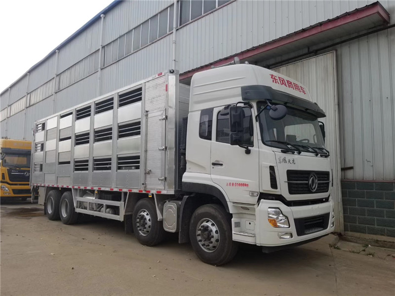 東風天錦畜禽運輸車，卸料速度快，可連續作業，大大提高生產效率