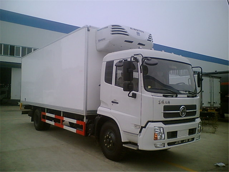 東風(fēng)多利卡冷藏車(chē)采用聚酯濕法制板工藝和加強(qiáng)全木廂體框架結(jié)構(gòu)