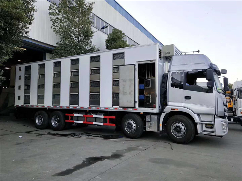 東風天龍畜禽運輸車外形美觀、整體輕、強度高、無滲漏