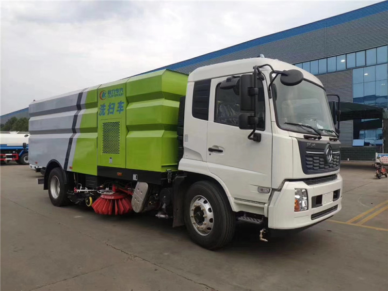 東風5噸掃路車采用副發動機專門驅動風機和液壓系統，可繼續工作