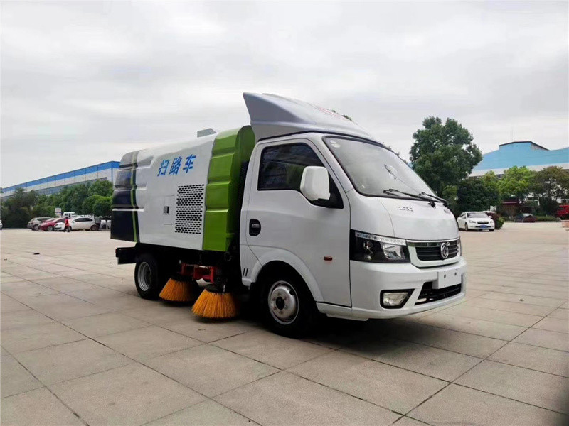 東風多利卡國六吸塵車相當于30余名清潔工人的勞動效率