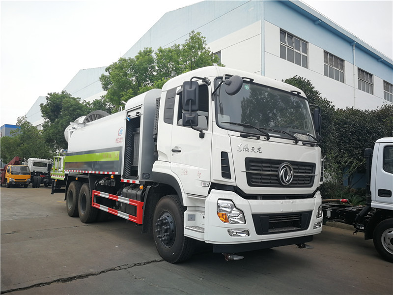 東風D9灑水車性能優良，工作可靠、效率高、流量大、維修方便