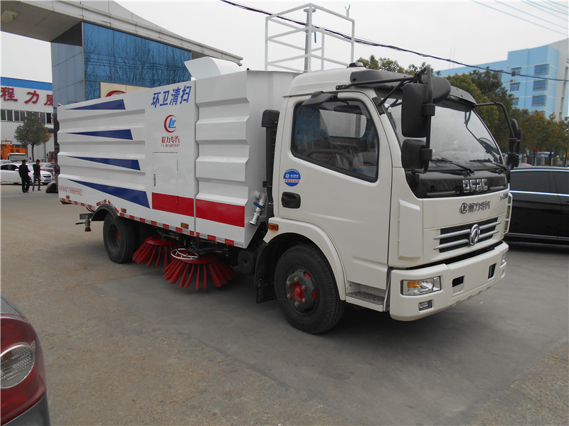 東風多利卡洗掃車開啟噴霧裝置，進行噴霧除塵作業