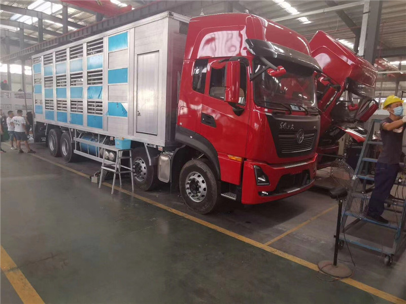 東風多利卡畜禽運輸車車廂板采用工裝夾具壓制成瓦棱型，強度韌性高